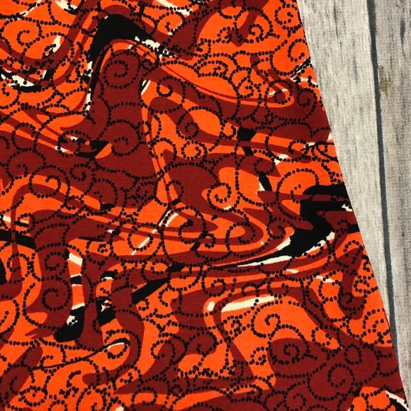 ♦️2/$30 LuLaRoe Classic T - Picture 2 of 7